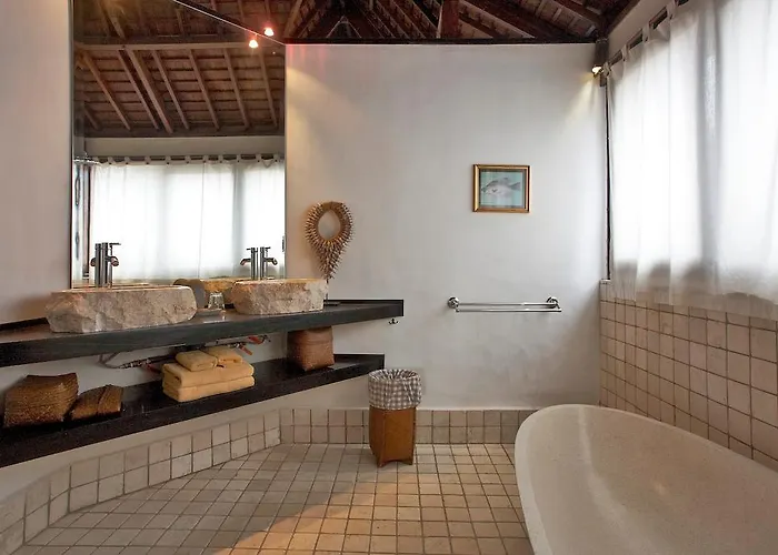 Villa Phinisi - *