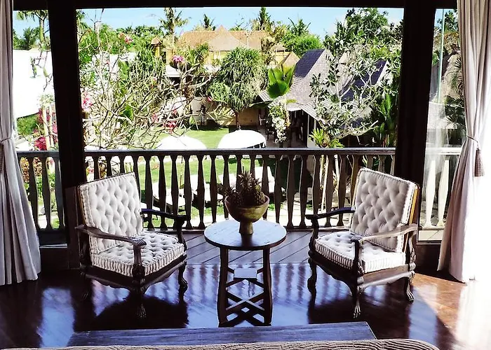 Villa Phinisi - *