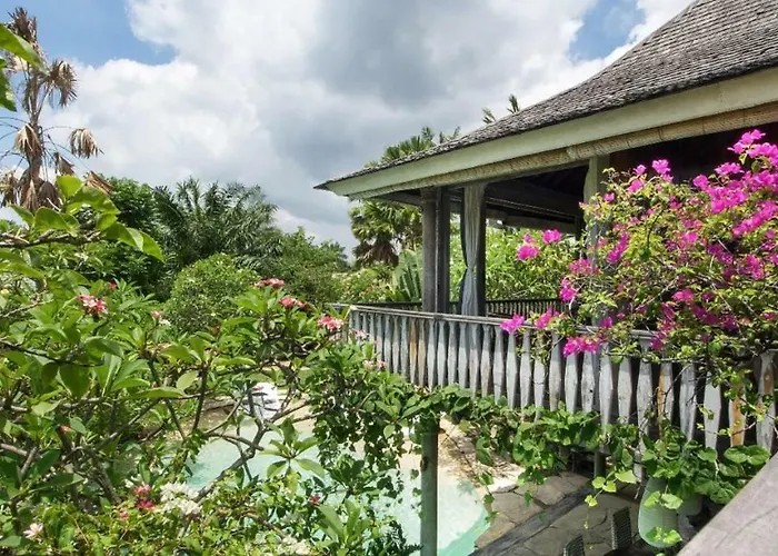 Villa Phinisi - *