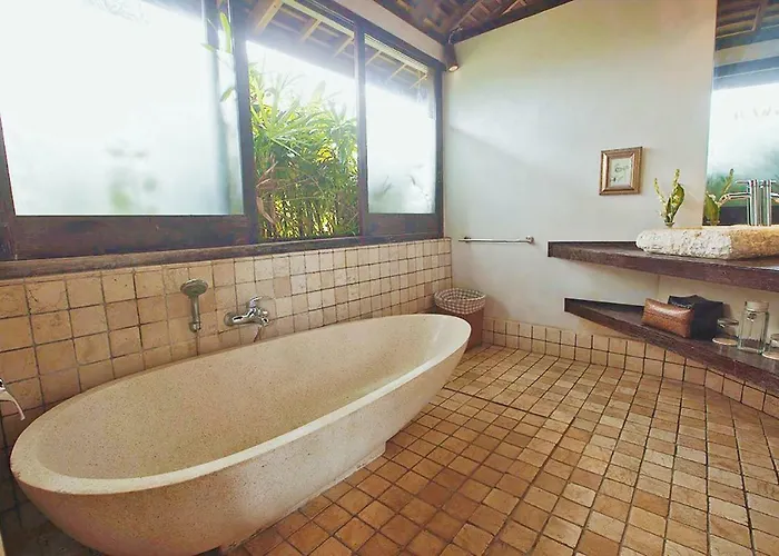 Villa Phinisi - *